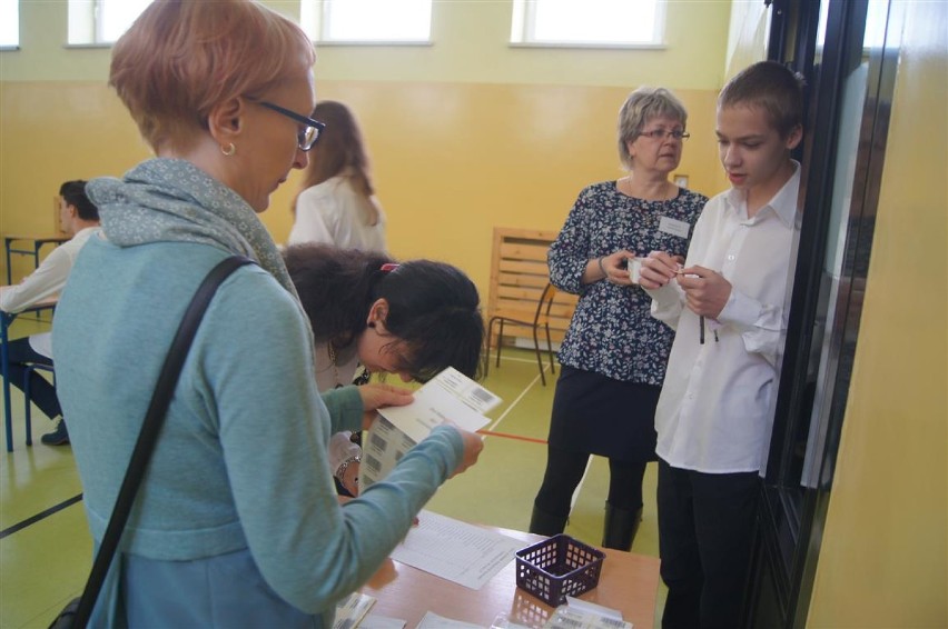Egzamin gimnazjalny 2017 w Radomsku. Gimnazjaliści pisali testy mimo awarii [ZDJĘCIA]