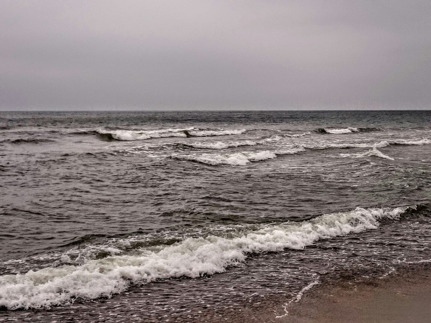 Foto powiat pucki: kwietniowy sztorm na Bałtyku,...