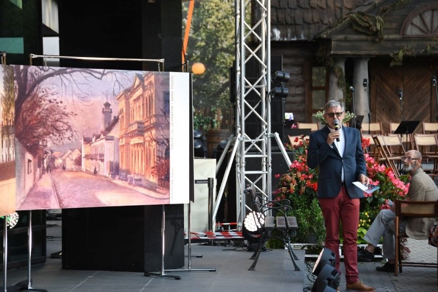 Pieśni Stanisława Moniuszki rozbrzmiały na placu przed Kieleckim Centrum Kultury. Tak uczczono Święto Placu Moniuszki