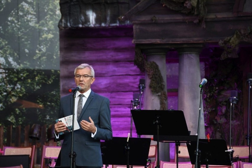 Pieśni Stanisława Moniuszki rozbrzmiały na placu przed Kieleckim Centrum Kultury. Tak uczczono Święto Placu Moniuszki