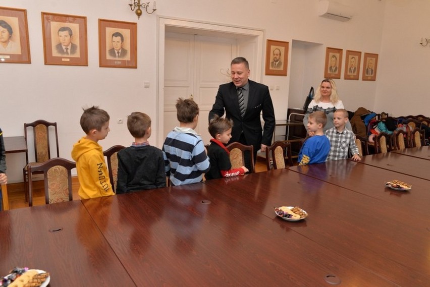 Uczniowie pierwszej klasy ze Szkoły Podstawowej nr 10 im. A. Mickiewicza w Koninie odwiedziły koniński magistrat