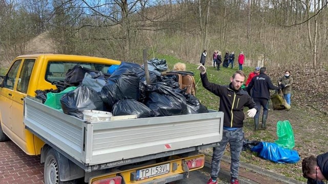 Piątkowa akcja sprzątania Góry Zamkowej.