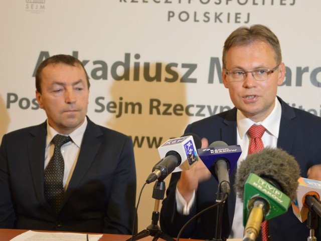 Władysława Sadowskiego, wójta Kamienicy (z lewej) wspiera poseł Arkadiusz Mularczyk