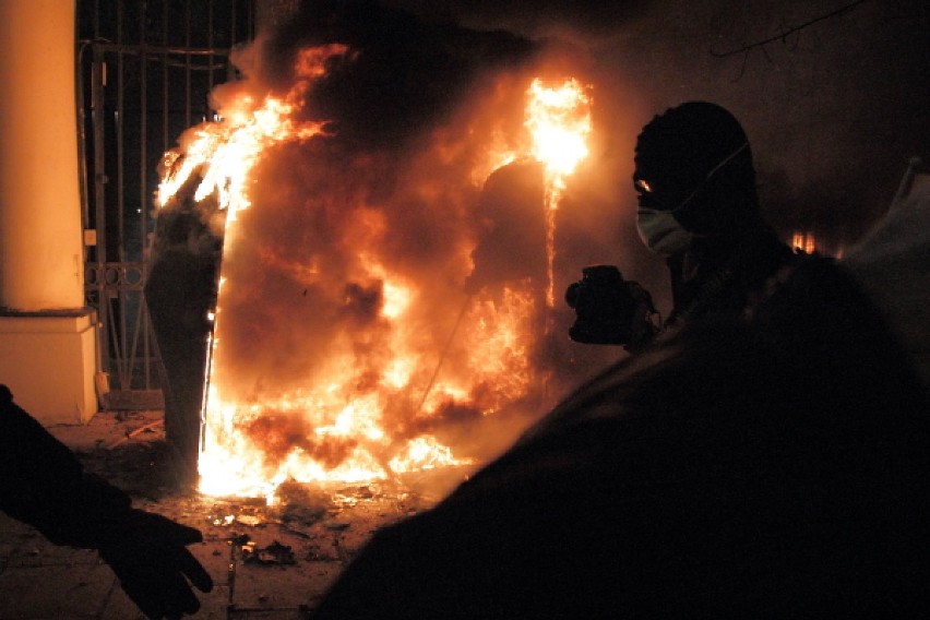Podpalona brama Ambasady Rosyjskiej [zdjęcia]