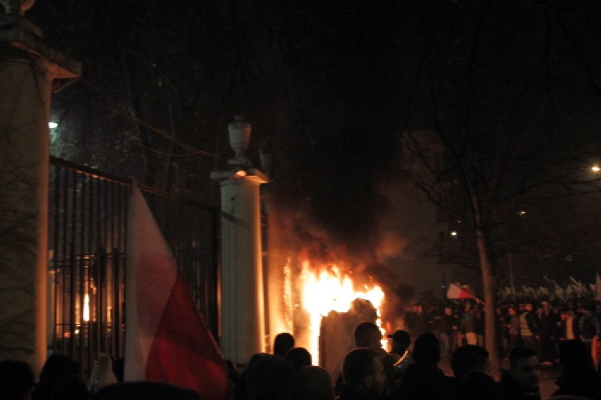 Podpalona brama Ambasady Rosyjskiej [zdjęcia]