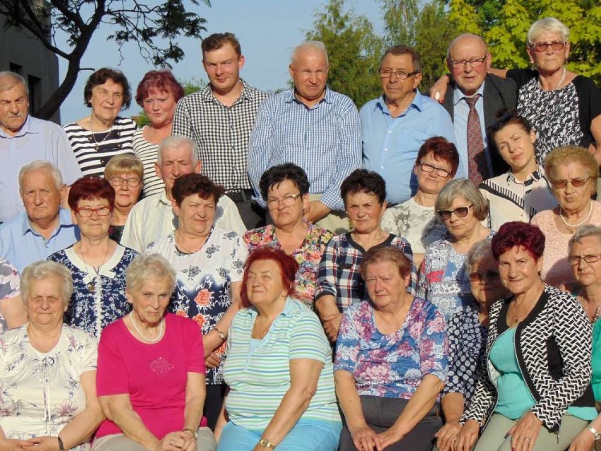 W piątkowy wieczór emeryci z Budzynia zorganizowali piknik- potańcówkę. 
