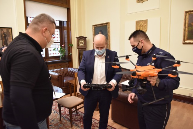 Dron, zakupiony dla grudziądzkiej komendy policji, kosztował 16 tys. zł