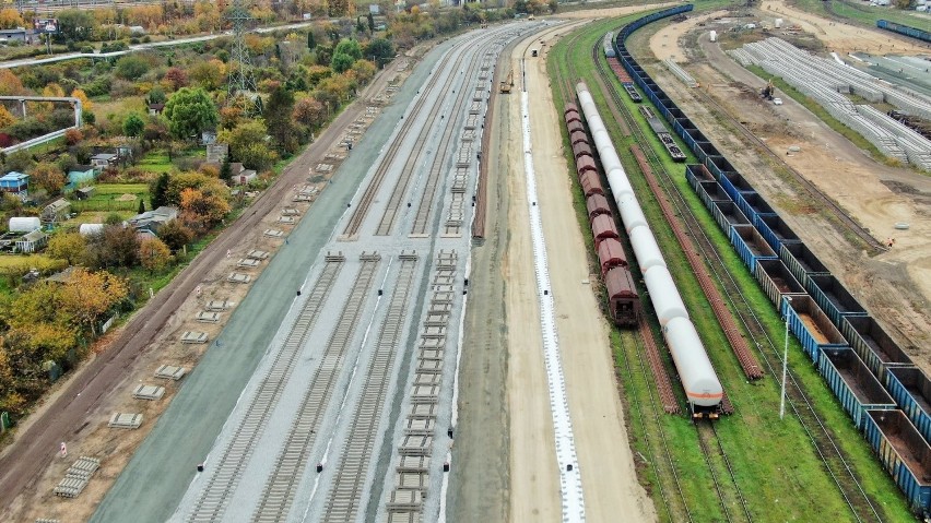 Ogromna inwestycja w Gdyni. Kosztuje ponad 1,5 miliarda złotych, powstają dwa wiadukty kolejowe i ponad 100 km torów