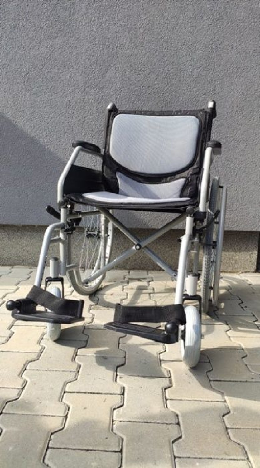4. Wózek inwalidzki dla osoby niepełnosprawnej