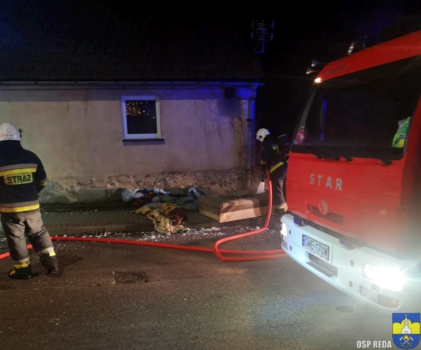 Pożar mieszkania w Redzie. W budynku znajdowała się jedna osoba