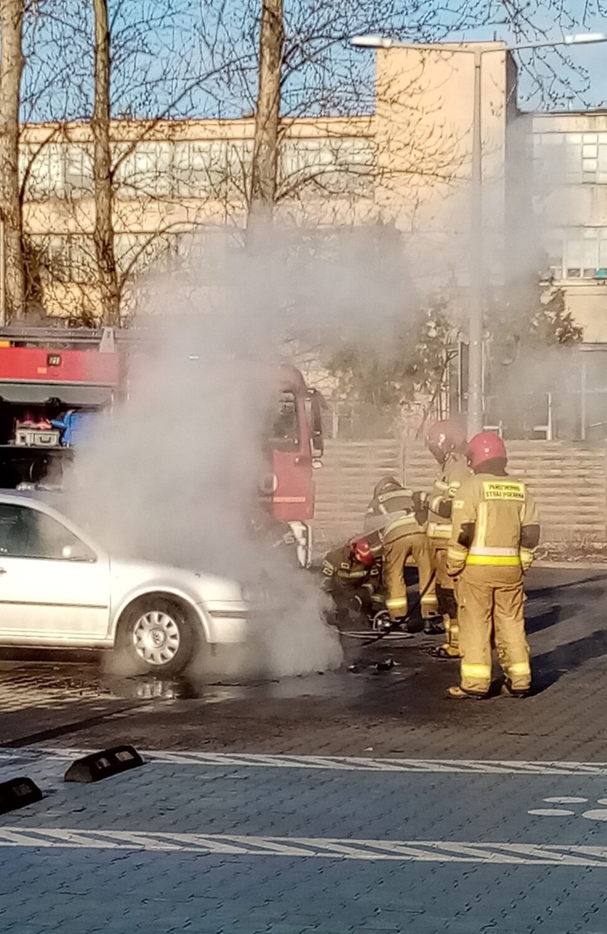 Strażacy gasili komorę silnika w samochodzie zaparkowanym na...