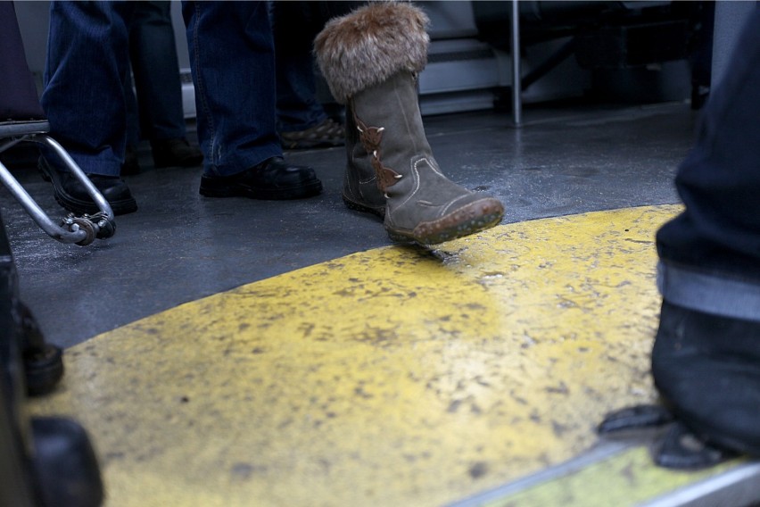 Dlaczego jest tak brudno w autobusach zimą? ZTM tłumaczy