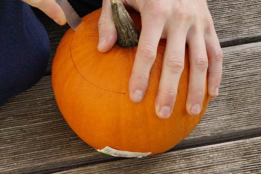 Dynia na Halloween - instrukcja krok po kroku. Sprawdź jakie to proste