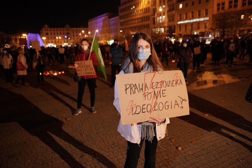 Wtorkowy protest w obronie praw kobiet, sprzeciwiający się...