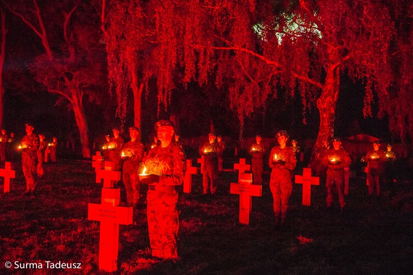 82 lata temu wybuchła II wojna światowa. Wojewódzkie obchody rocznicowe w Stargardzie. Podświetlone krzyże, salwa honorowa 