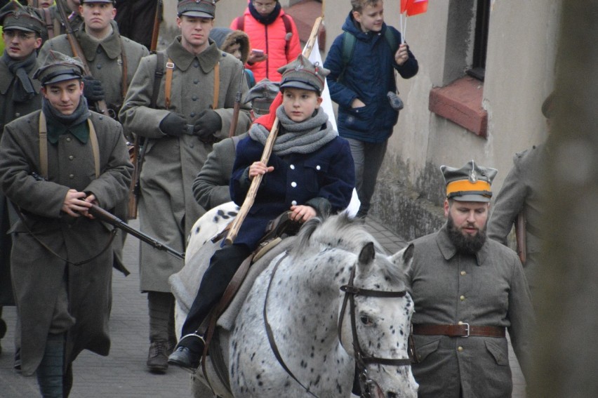 Rawicz. Uroczysty pochód z okazji 100 rocznicy powrotu Rawicza do niepodległej Polski [ZDJĘCIA]