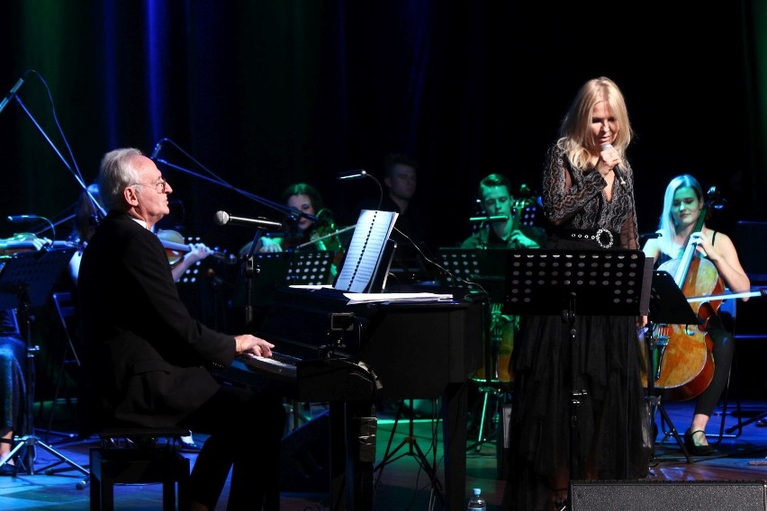 Krzesimir Dębski i Anna Jurksztowicz na scenie KinoTeatru Syrena. Klasowy koncert, choć bez udziału publiczności ZDJĘCIA