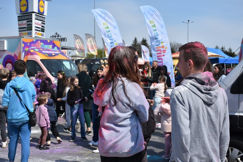 Kolorowe proszki poszły w ruch! Holi  Święto Kolorów zagościło w Chełmie. Zobacz zdjęcia