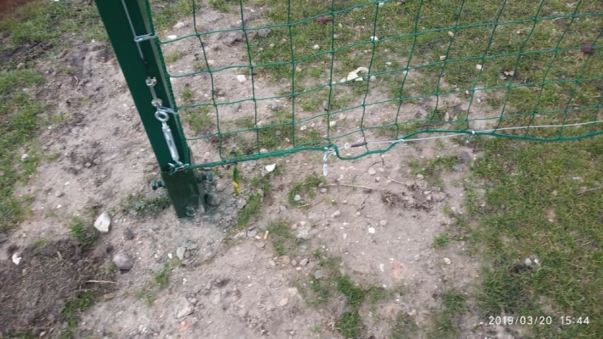 Polonia Chodzież: Ze stadionu "zniknęły" mocowania do nowych piłkochwytów. Jest apel do sprawcy