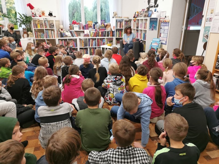 Znana pisarka Barbara Kosmowska spotkała się z dziećmi w bibliotece w Starej Kiszewie [ZDJĘCIA]
