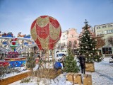 Nowa atrakcja świąteczna pojawiła się na leszczyńskim Rynku. Obok choinki stanął kolorowy, podświetlany balon ZDJĘCIA  i WIDEO