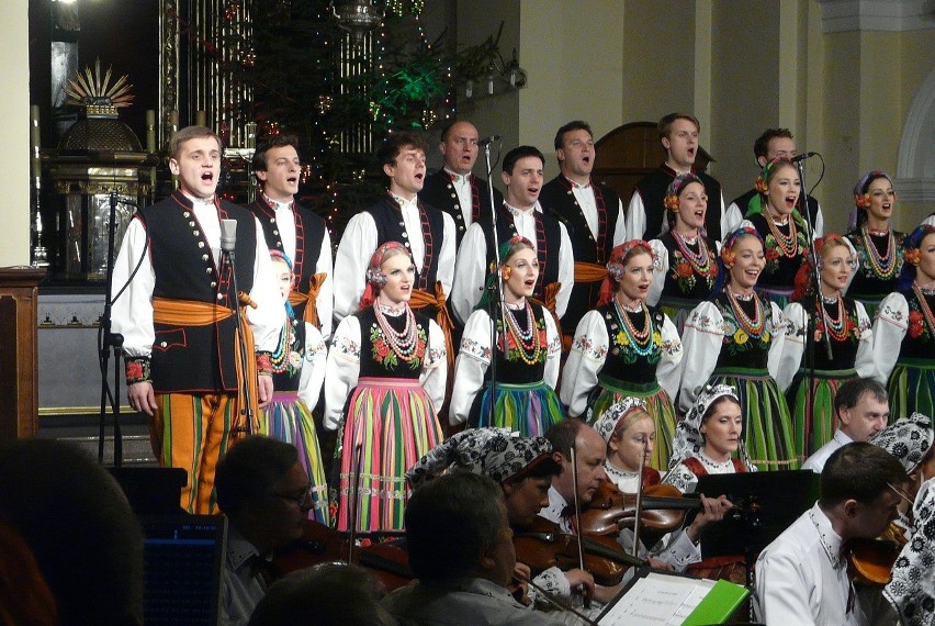 Mazowsze w Tomaszowie: Pełen kościół widzów, gromkie brawa za niezwykły koncert kolęd [ZDJĘCIA]