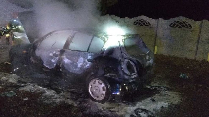 Pożar samochodu na ul. Czarnkowskiej w Obornikach [ZDJĘCIA]