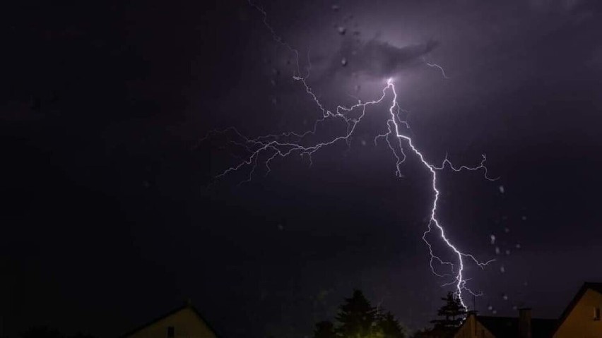 Uwaga na burze! Alerty pogodowe dla całej Polski. Pogoda zepsuje wieczorny koncert Ostrego na bulwarze?