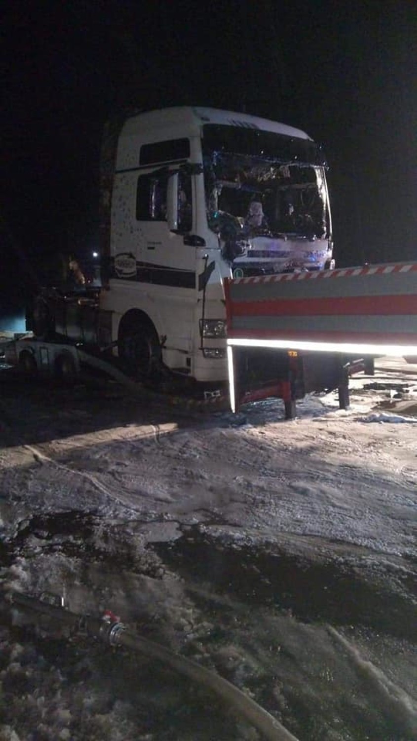 Oleśnica: Paliła się ciężarówka na lawecie (ZDJĘCIA) 