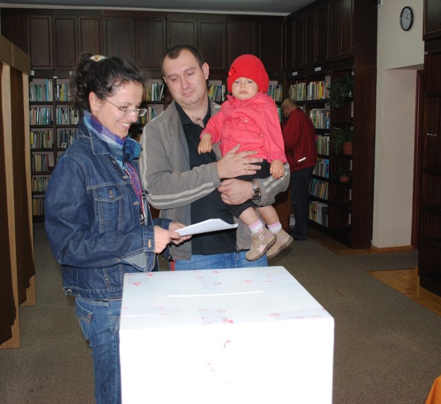 W Tczewie głosowali Kamila i Marcin Podlewscy z córeczką Aurelią