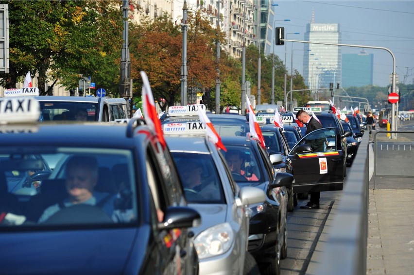 Protest taksówkarzy w Warszawie 18 października. W południe...