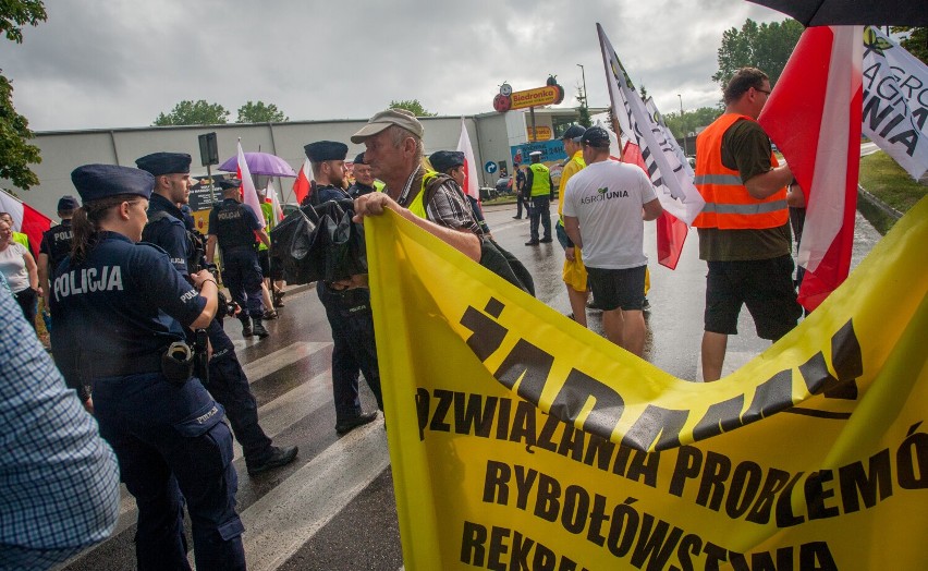 Władysławowo: zablokowali wjazd na Półwysep Helski. - To krzyk rozpaczy - mówią rolnicy i wędkarze, czekając na spotkanie z rządem | WIDEO