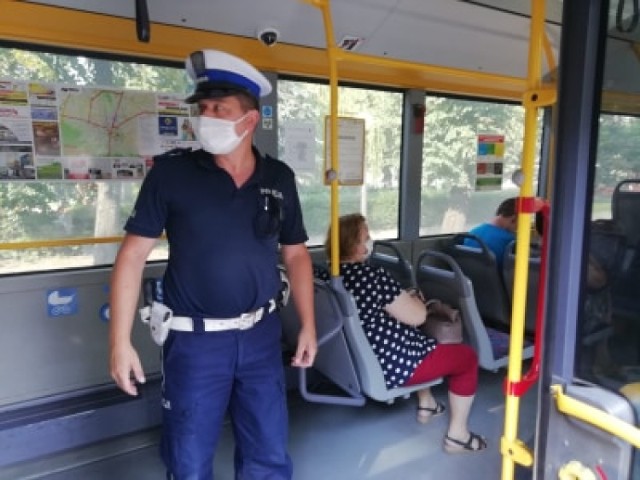 Kontrole policji z Radomska w autobusach i sklepach w związku z koronawirusem