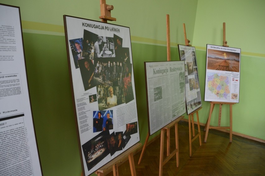 Rawicz. Marian Przybył otrzymał odznaczenie.  Aula w I LO w Rawiczu nazwana imieniem Ruchu Artystycznego Koniugacja [ZDJĘCIA]