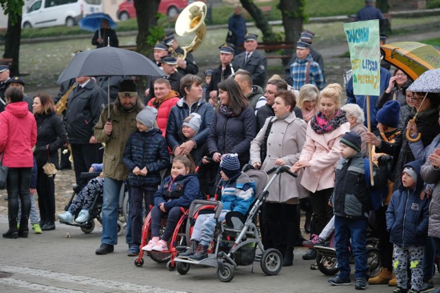 W tym roku już po raz 20. obchodziliśmy w Przemyślu Dzień Godności Osób z Niepełnosprawnością Intelektualną. We wtorek, 14 maja kolorowy korowód osób z niepełnosprawnością intelektualną, wraz z ich opiekunami przeszedł ulicami Przemyśla na Zamek Kazimierzowski.