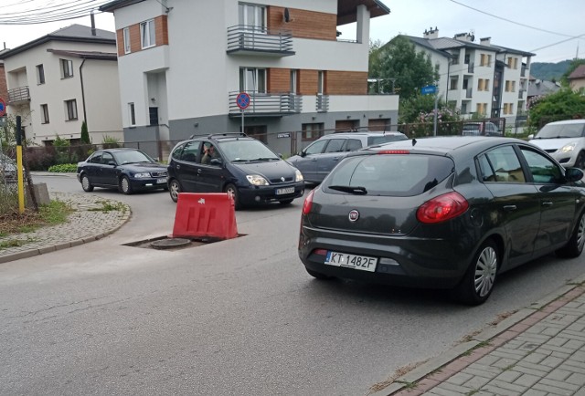 Potężny ruch i dodatkowe przeszkody na wyznaczonej trasie objazdu spowodowały, że na osiedlowych ulicach Zamkowej i Tuwima kierowcy stali w sobotę długich korkach