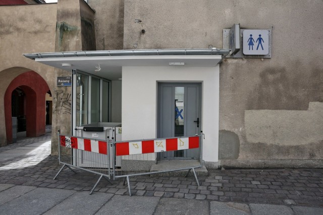 Mieszkańcy Poznania nadal czekają na otwarcie publicznej toalety przy ul. Różany Targ. Przejdź dalej --->