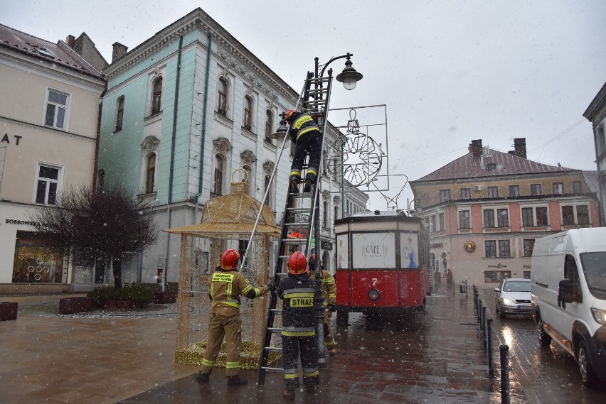 Ozdoba świąteczna stwarzała zagrożenia dla przechodniów