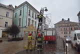 Interwencja straży pożarnej w centrum Tarnowa. Świąteczna dekoracja na pl. Sobieskiego stwarzała zagrożenie przez silny wiatr [ZDJĘCIA]