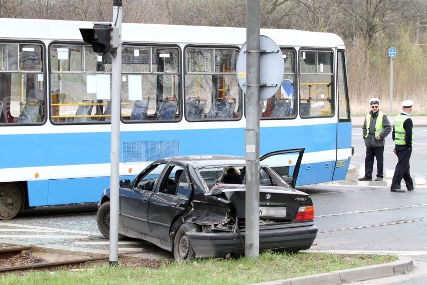 Wrocław: BMW wjechało pod tramwaj (ZDJĘCIA)