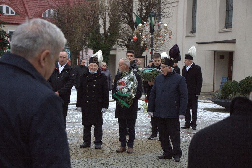 Kwiaty przy pomniku Górników Polskiej Miedzi w Polkowicach z okazji Barbórki 2021