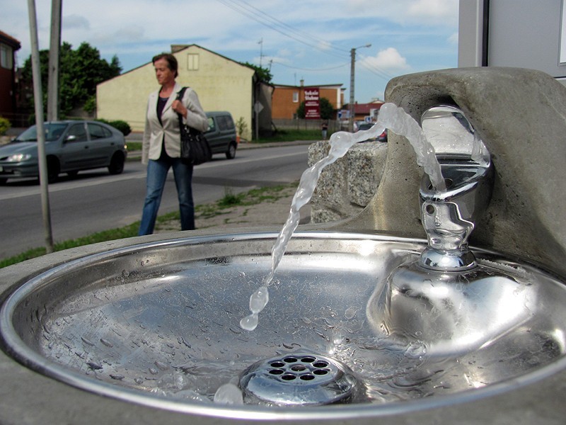Kalisz: Wodociągi zachęcają do picia kranówki. Przy ulicy Poznańskiej powstał specjalny zdrój. FOTO