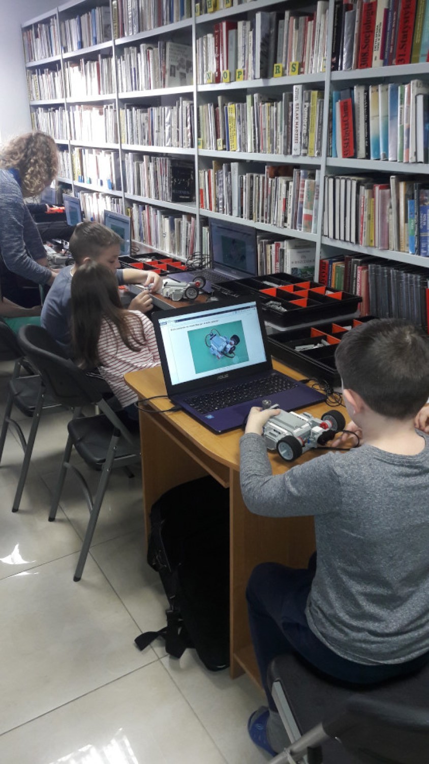 Misja robotyka w Bibliotece w Kuźnicy. Dzieci uczyły się programowania (zdjęcia)