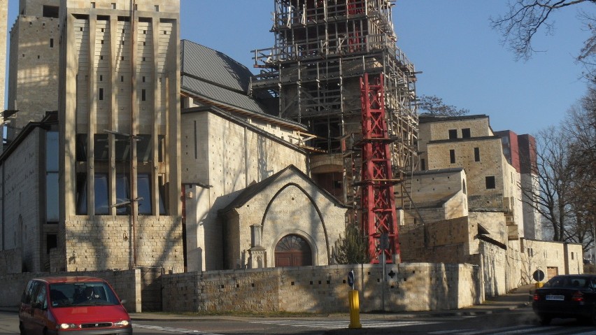 Kościół świętych Franciszka i Klary w Tychach w budowie....