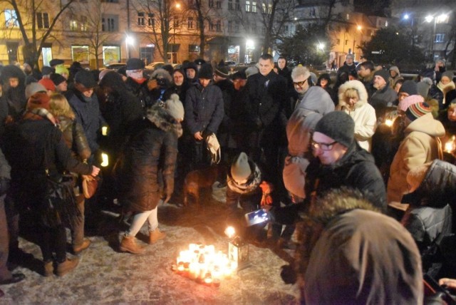 Ponad dwieście osób spotkało się na placu Daszyńskiego w Opolu by oddać hołd zabitemu podczas finału WOŚP prezydentowi Gdańska.