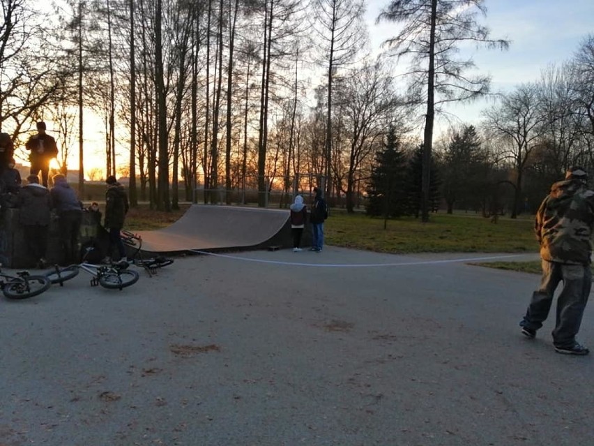Młodzież w Ostrowcu w tym roku będzie korzystać z nowego skate parku [ZDJĘCIA]