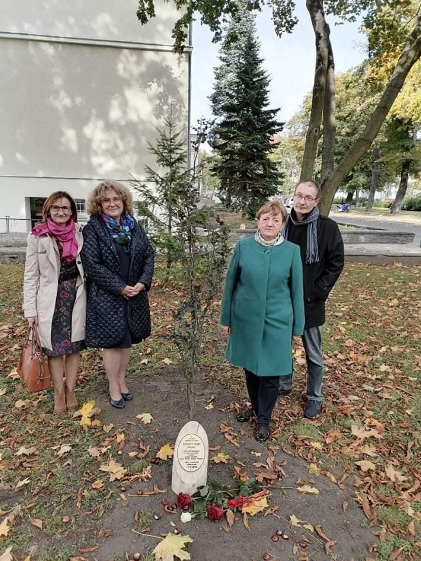 Pamiątkowy buk dla zmarłej w zeszłym roku Doroty Tarki, nauczycielki I LO w Lesznie 