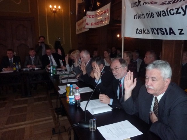 Przedstawiciele Grupy Referendalnej manifestowali w trakcie sesji Rady Miejskiej