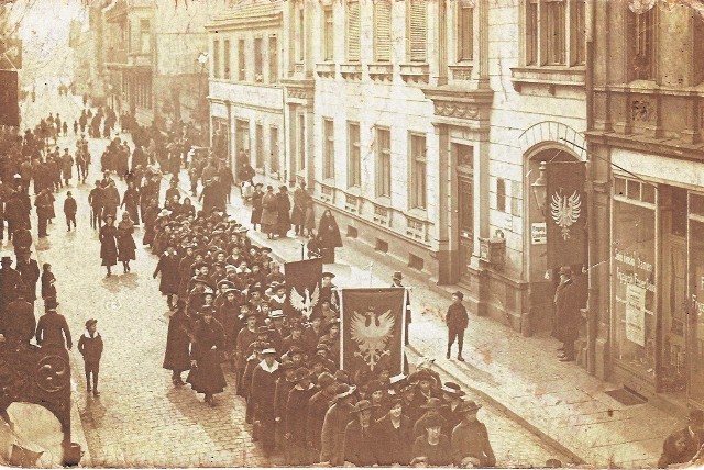 Manifestacja patriotyczna przed budynkiem ostrowskiego starostwa w 1919 roku
