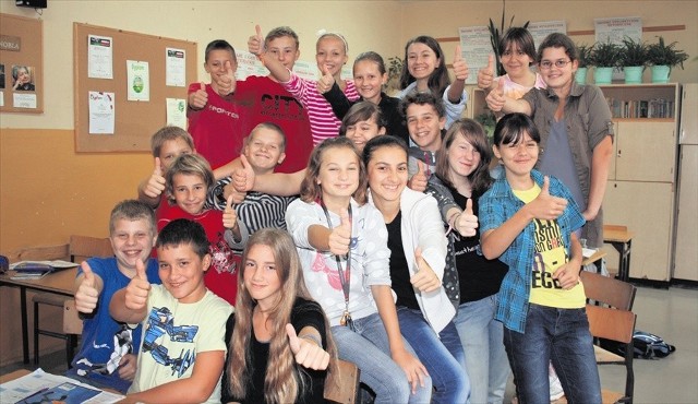 Uczniowie VI  b z Zespołu Szkół nr 1 w Bukownie lubią swoją szkołę i lubią się uczyć. Przyznają, że z przyjemnością po wakacjach wracają do "budy"